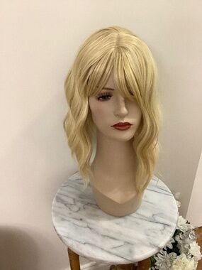 NEW Summer Blonde Beachwaves Wig